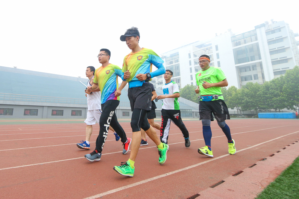 高清：青岛大学生参加190公里长跑 献礼毕业季