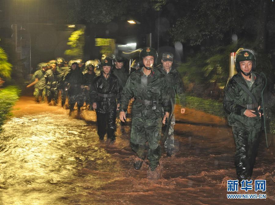 重庆暴雨致监狱外墙倒塌 紧急转移上千名罪犯