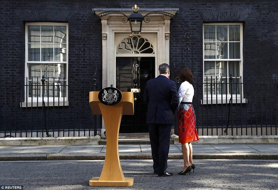 实拍英首相夫妇辞职现场 泪眼凝噎下的温情