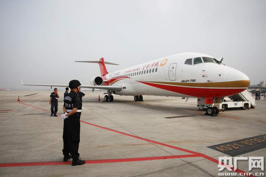 中国首架喷气式支线客机ARJ21正式投入航线运营