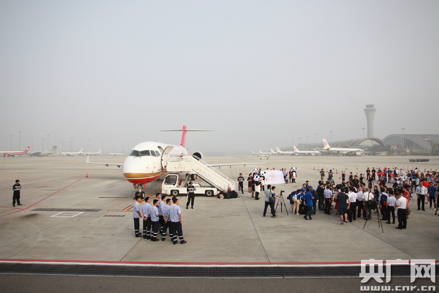 中国首架喷气式支线客机ARJ21正式投入航线运营