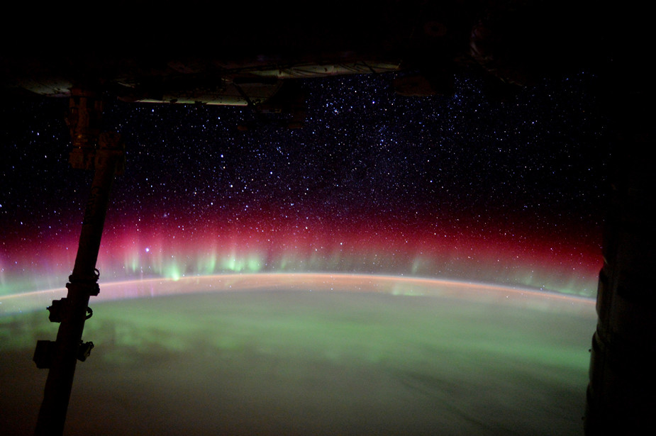 国际空间站宇航员拍摄极光：色彩绚烂 华丽震撼