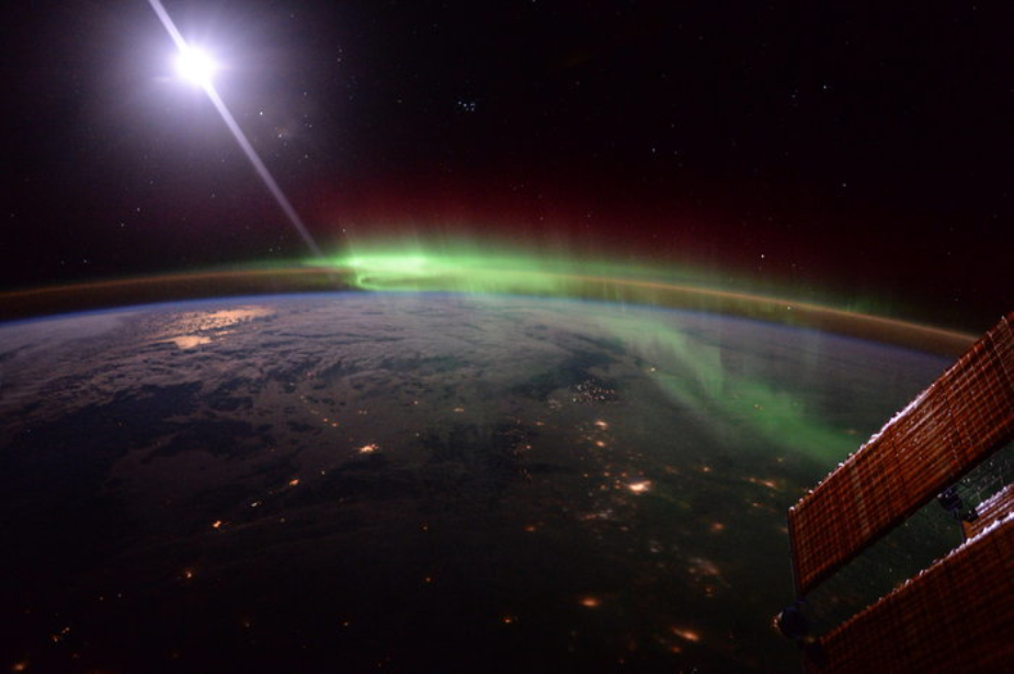 国际空间站宇航员拍摄极光：色彩绚烂 华丽震撼