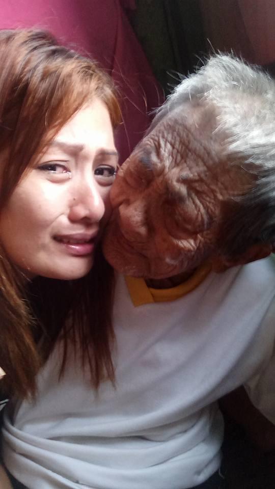 菲女孩照顾98岁奶奶不离不弃 网上晒照引泪崩