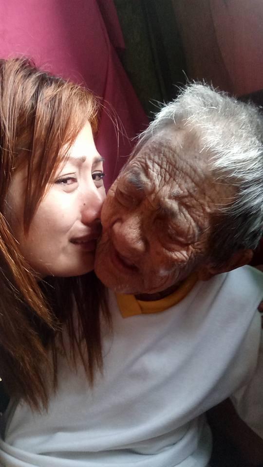 菲女孩照顾98岁奶奶不离不弃 网上晒照引泪崩