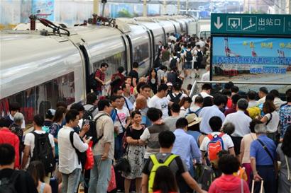 高铁成市民出行旅游首选 早晚乘坐如同坐公交