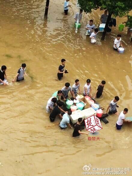 武汉高校男生暴雨中集体为女大学生送饭