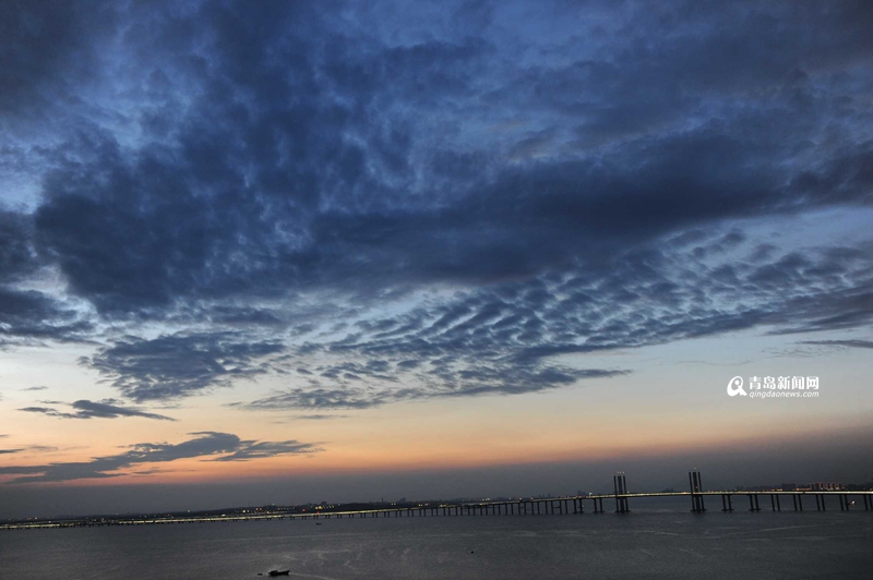 高清:实拍夕阳下的跨海大桥 如巨龙盘踞胶州湾