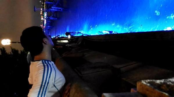 女子在广州塔边玩自拍进掉珠江 游客以为是大鱼