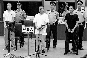 近日，张某、高某、王某三名涉嫌抢劫的嫌疑人在北京市第二中级人民法院出庭受审。首席摄影记者 吴宁/摄