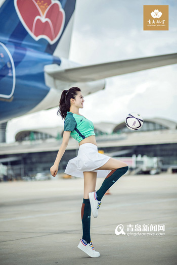 青航空姐变身足球宝贝 机舱内大秀性感