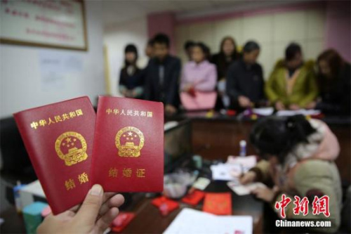 中国离婚率逐年攀升 是什么让婚姻变得脆弱？