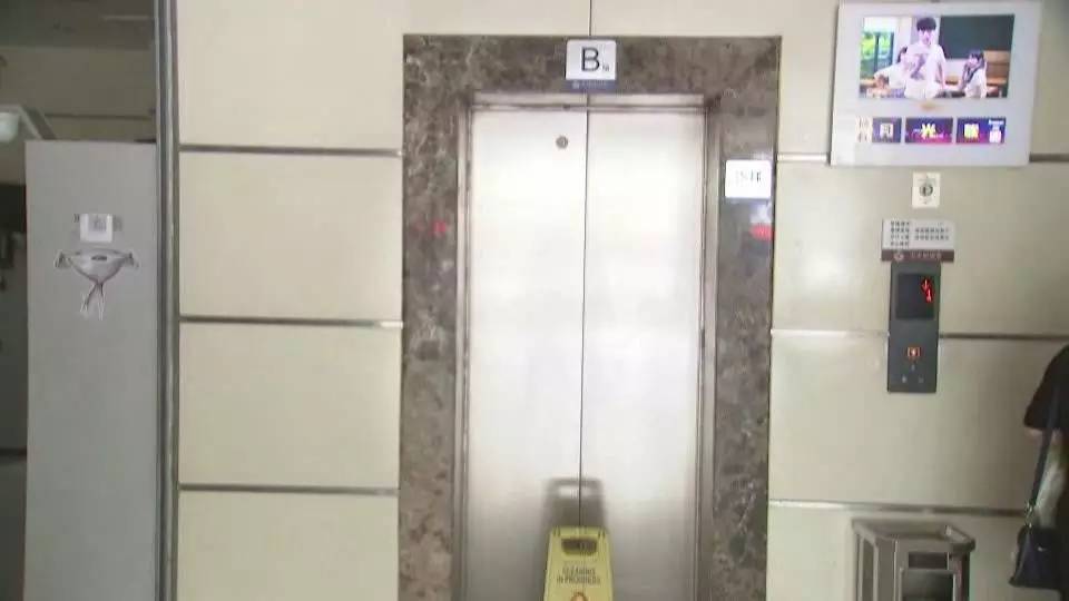 组图:电梯突然坠落 十多名市民被困一个多小时