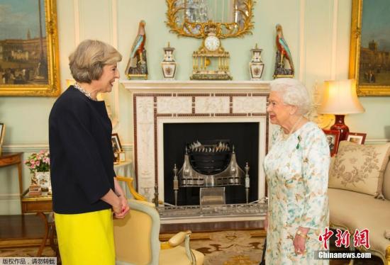 英国女王接见特蕾莎·梅。