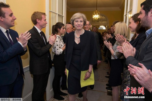 新首相特蕾莎·梅入主唐宁街10号，职员们夹道鼓掌欢迎。