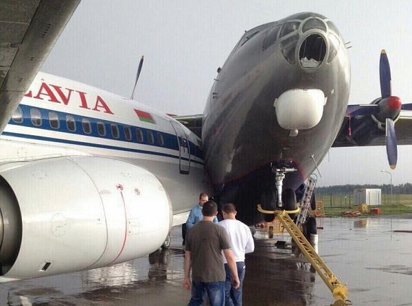 这大风太狠！白俄罗斯两飞机机场内相撞