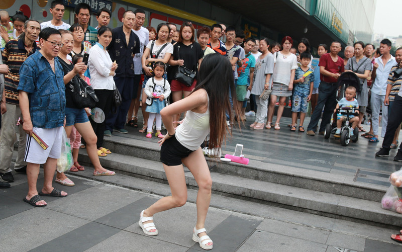 美女街头直播热舞遭城管驱离 围观者称不解风情