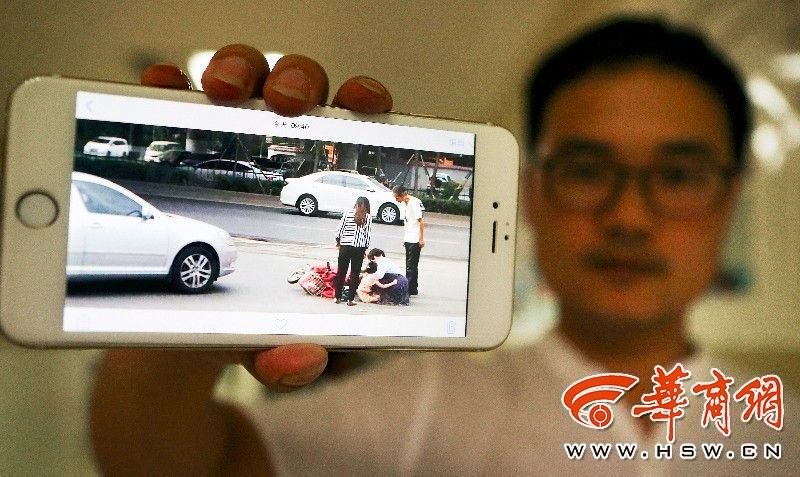 女司机撞倒5岁女童逃逸 遭网友“通缉”自首