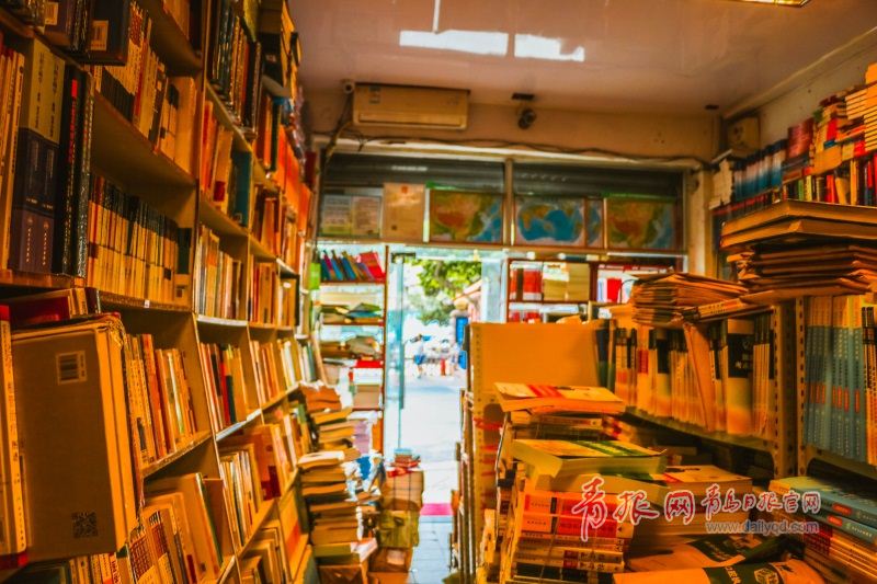 一个人19年的坚守 探访江苏路医学书店