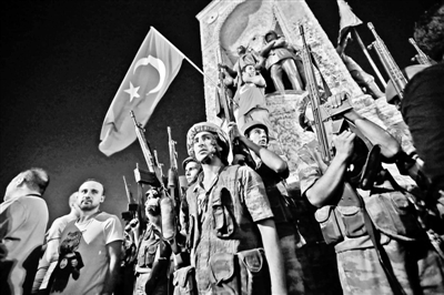 支持土耳其政府的士兵在广场上保护集会反对军事政变的民众