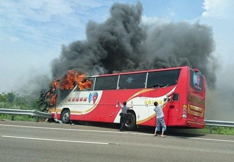 组图:台湾载陆客旅游大巴起火燃烧 26人遇难