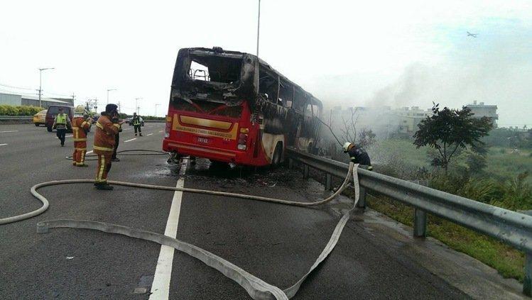组图:台湾载陆客旅游大巴起火燃烧 26人遇难