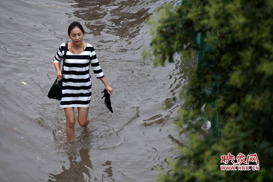 郑州女主播浑身湿透戴浴帽直播暴雨