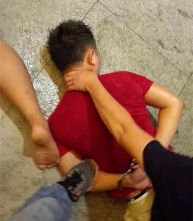 深圳女子下夜班遭2男掳上车抢劫 后半路被丢下