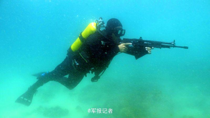 征服那片海特战蛙人南海水下刀枪搏击