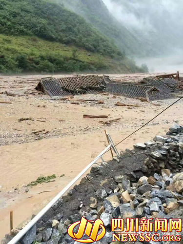 九寨沟县发生特大泥石流 房屋被淹没游客受阻