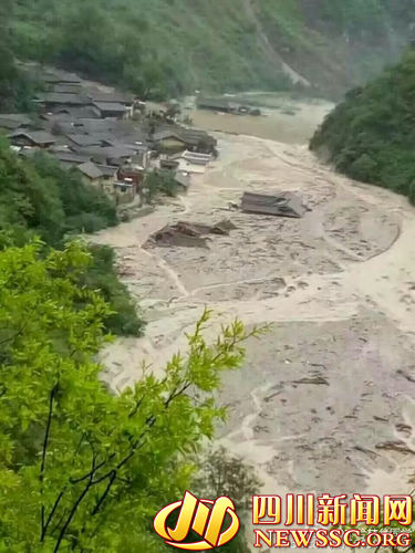 九寨沟县发生特大泥石流 房屋被淹没游客受阻