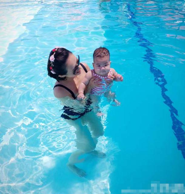 章子怡带女儿泳池游泳