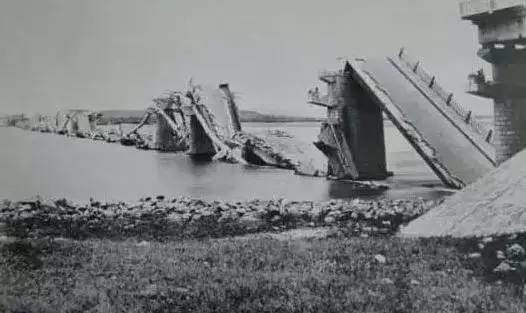 地震中坍塌的大桥