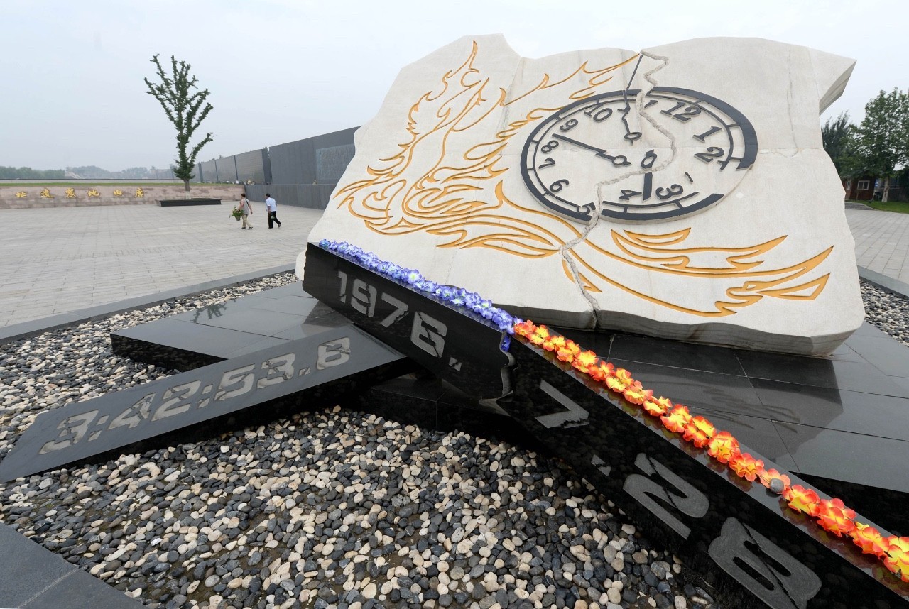 唐山大地震44周年 遇难者家属在纪念墙前缅怀亲人_凤凰网