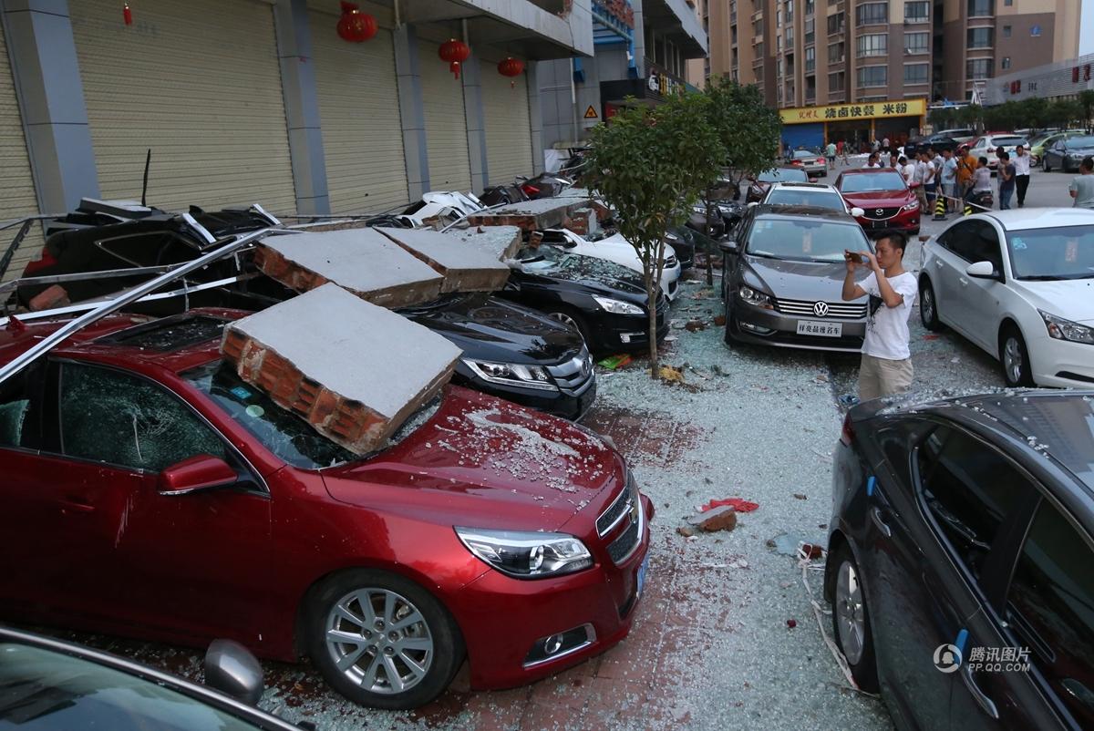 桂林遭狂风暴雨袭击 墙壁坍塌多辆汽车被砸毁