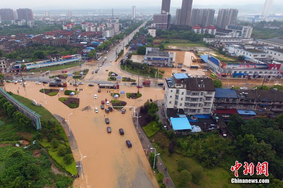 航拍湖北宜昌遭暴雨袭击 公路成“黄河”