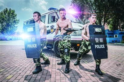 青岛边防拍摄警营写真 完美身材大秀肌肉(图)
