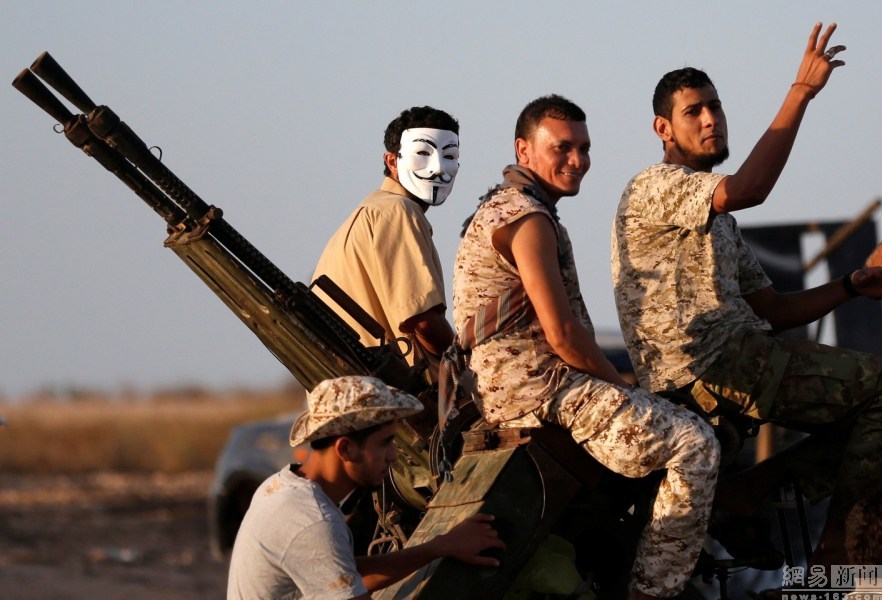 组图：利比亚政府军向&apos;伊斯兰国&apos;发射火箭弹