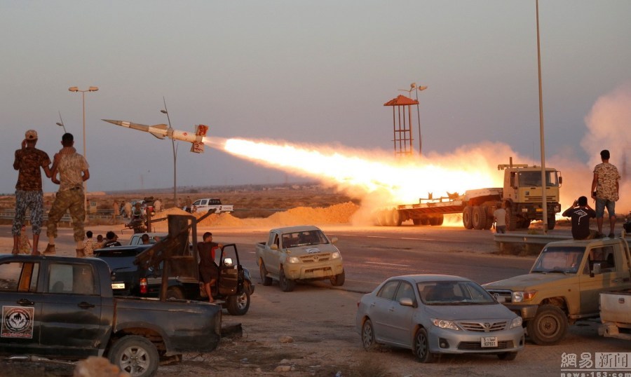 组图：利比亚政府军向&apos;伊斯兰国&apos;发射火箭弹