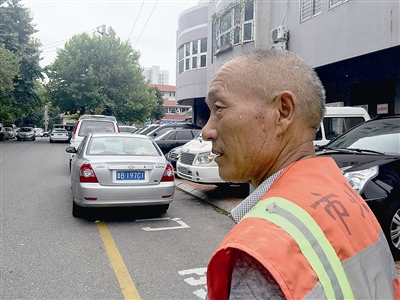 高温下的坚守：用湿透衣衫诠释职责和奉献