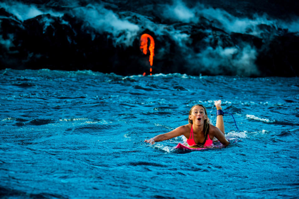 组图：冰与火 美女身穿比基尼在火山口冲浪