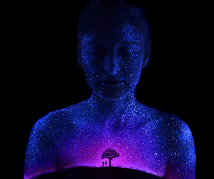 艺术家创作紫外线人体绘画 夺人眼球