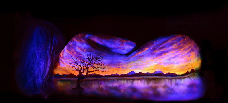 艺术家创作紫外线人体绘画 夺人眼球
