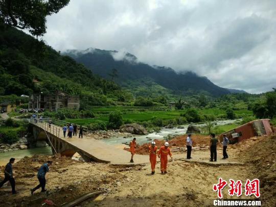 台湾旅游团大巴福建遭遇山体滑坡已致一人死亡
