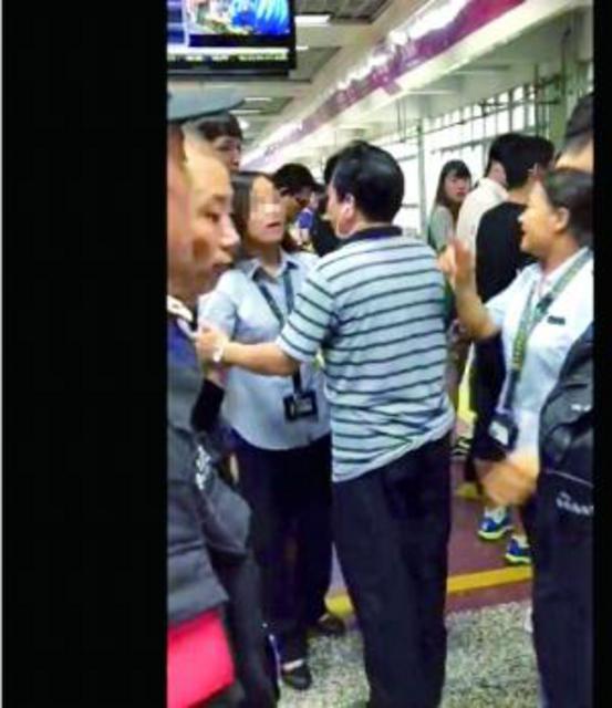 工作人员与乘客对骂 北京地铁证实并致歉