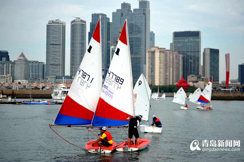 高清：青少年帆船联赛开赛 浮山湾畔帆影点点