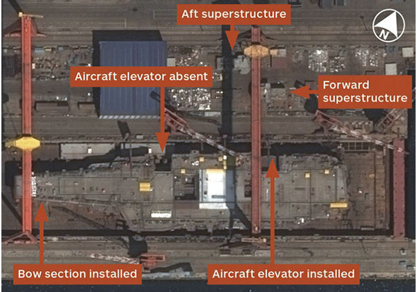 据称于8月11日拍摄的卫星照片，显示即将完工的001A航舰外。（图片来源：香港《经济日报》网站）