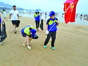 青年志愿者到海边捡垃圾 一起净化海岸线