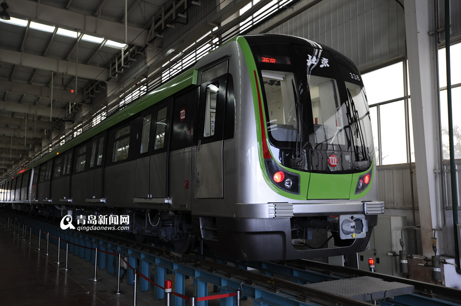高清：京剧脸地铁你见过吗?青岛造列车交付北京