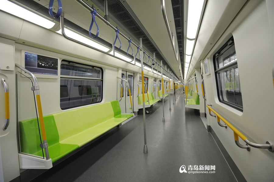 高清：京剧脸地铁你见过吗?青岛造列车交付北京